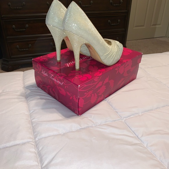 Lulu Townsend Gretchen Platinum Gold Pumps - Picture 3 of 5